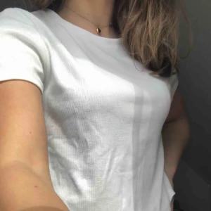  - En vit tröja från ginatricot som är väl använd men fortfarande väldigt mjuk och sitter bra. Säljer då jag inte använder denna längre.   Priset kan diskuteras men frakt tillkommer och jag tar swish :)