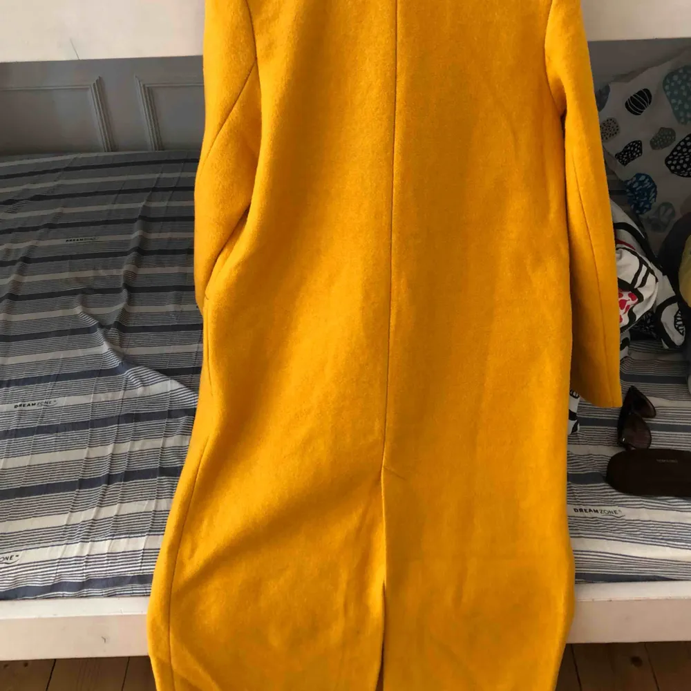 Jättefin gul kappa från nakd💕 aldrig använd köpt för 600kr. Jackor.