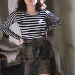  - Svart vit randig tajt långärmad tröja.