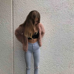  - Ljusblå jeans med slutningar på knäna. Jättefina och i fint skick. Köpta för ca 500kr. Slitna vid slutet av jeansen också. Pris går att diskuteras. Köparen står för frakt