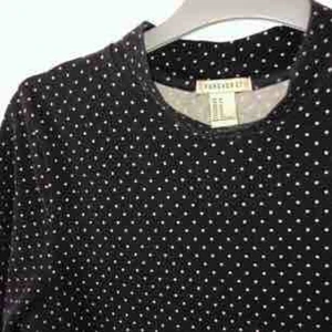  - Svart-vitprickig klänning från Forever 21. Armarna är i 3/4-längd 