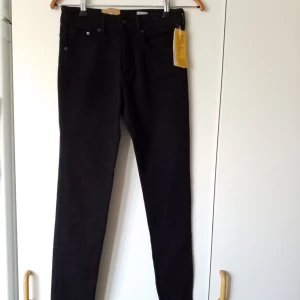  - Helt nya jeans från h&m med lapparna kvar