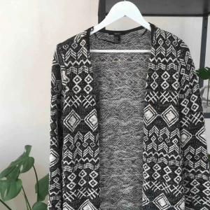  - Skitsnygg lång (se bild 2 för längd, jag är 169 cm!) kofta! Har du möjlighet att ses i Stockholm innerstad har du förtur 🌟