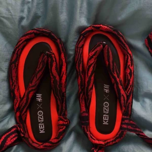  - Nu säljer jag mina super coola Kenzo flip-flops! Aldrig använda, har ett snöre som man virar runt benet men går att klippa bort såklart om man inte gillar det.❤️
