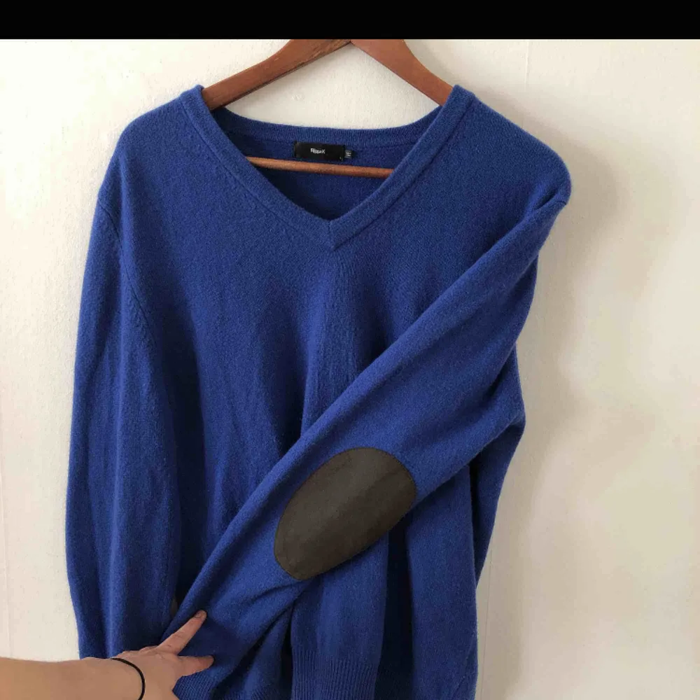 Kornblå tröja i 100 % ull från Filippa K. Storlek L men passar mig som är M. Fina detaljer på armbågarna. Den är helt i nyskick då jag använt den två gånger. . Tröjor & Koftor.