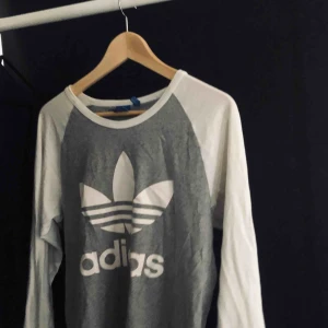  - Adidas longsleeve. Köparen står för frakt