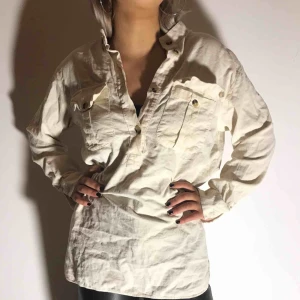  - Snygg beige tröja ifrån Zara i storlek XS. 