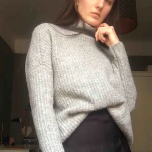  - stickad tröja med lite polokrage. OBS! fraktar ej, möts upp i stockholm💓