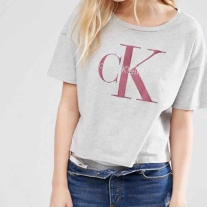  - Jättefin T-shirt från Calvin Klein. Lite kortare i modellen och ”vidare” i ärmarna. Knappt använd. Köparen står för ev fraktkostnad ✨✨