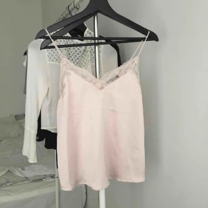  - Tjusig linne från BikBok. En gng använd