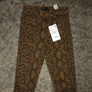  - snake pants från zara aldrig använda endast provade med lappar kvar! de är bruna som på bild 2 ungefär. 💜FRI FRAKT💜