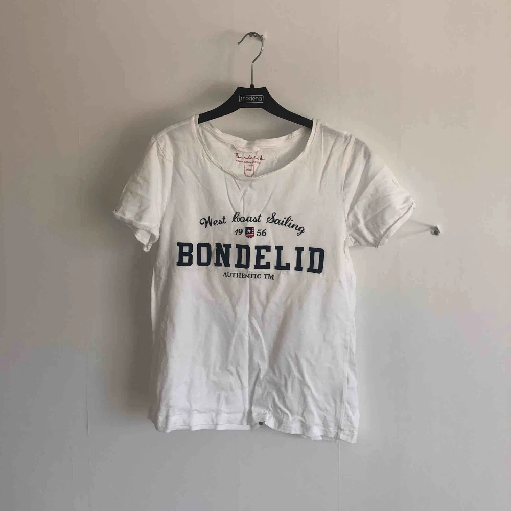 Vit t-shirt från Bondelid. (Ursäkta skrynklorna, ska självklart strykas innan den skickas). Köparen står för frakt ☺️. T-shirts.