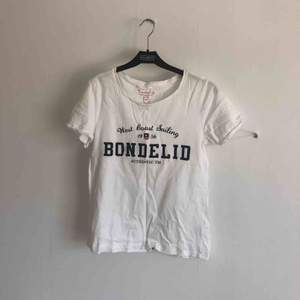 Vit t-shirt från Bondelid. (Ursäkta skrynklorna, ska självklart strykas innan den skickas). Köparen står för frakt ☺️