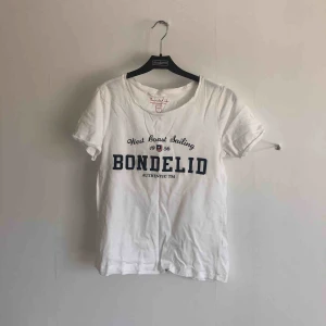  - Vit t-shirt från Bondelid. (Ursäkta skrynklorna, ska självklart strykas innan den skickas). Köparen står för frakt ☺️