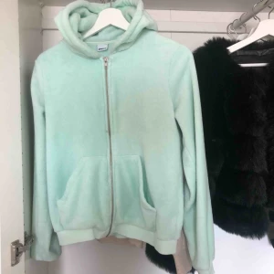  - Säljer en mint grön fluffig hoodie med fickor! Kommer knapp till användning, kan inte fraktas. 