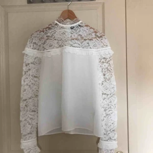  - Oanvänd blus med fina spetsarmar och hals! Funkar perfekt till sommarfesten/middagen/studenten! Storlek S.