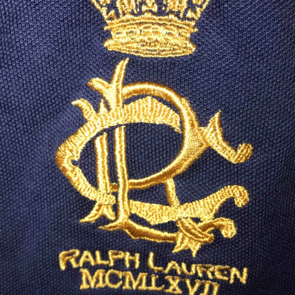 En jätte snygg och bekväm tröja från Ralph Lauren. Storleken är S Den är marinblå  Köparen står för frakt🥰. Blusar.