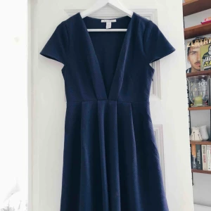  - Klänning från Nly Trend. Låg urringning, använd endast en gång! Skickas mot frakt eller möts upp i centrala Stockholm.