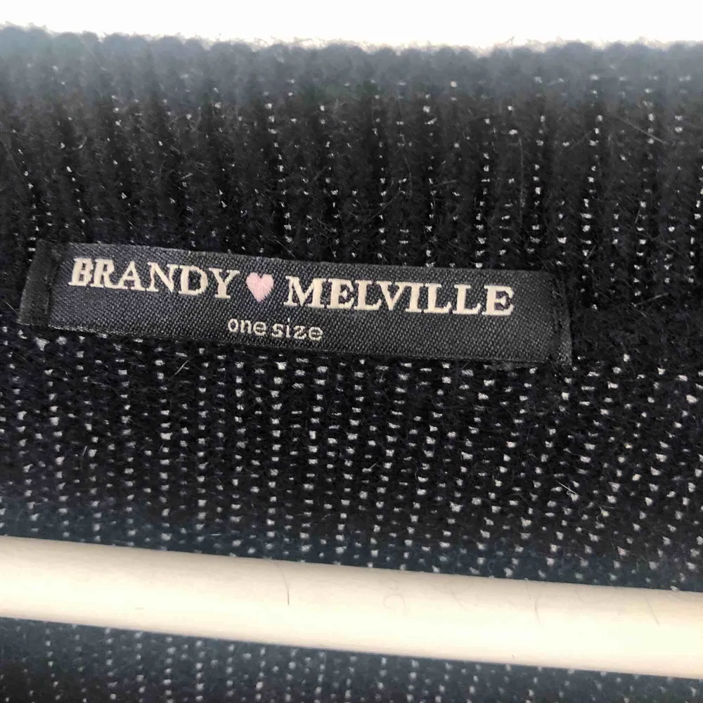 Brandy Melville Knit Sweater; Original pris på 400kr  Mörk / Navy blå  Aldrig använd ✨. Stickat.