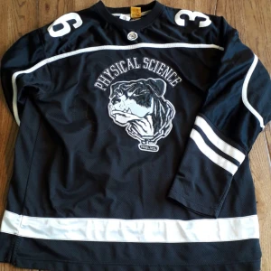  - 100% polyester. Vänd ut och in när man tvättar, 30°. Oversize. Ingen luva. 