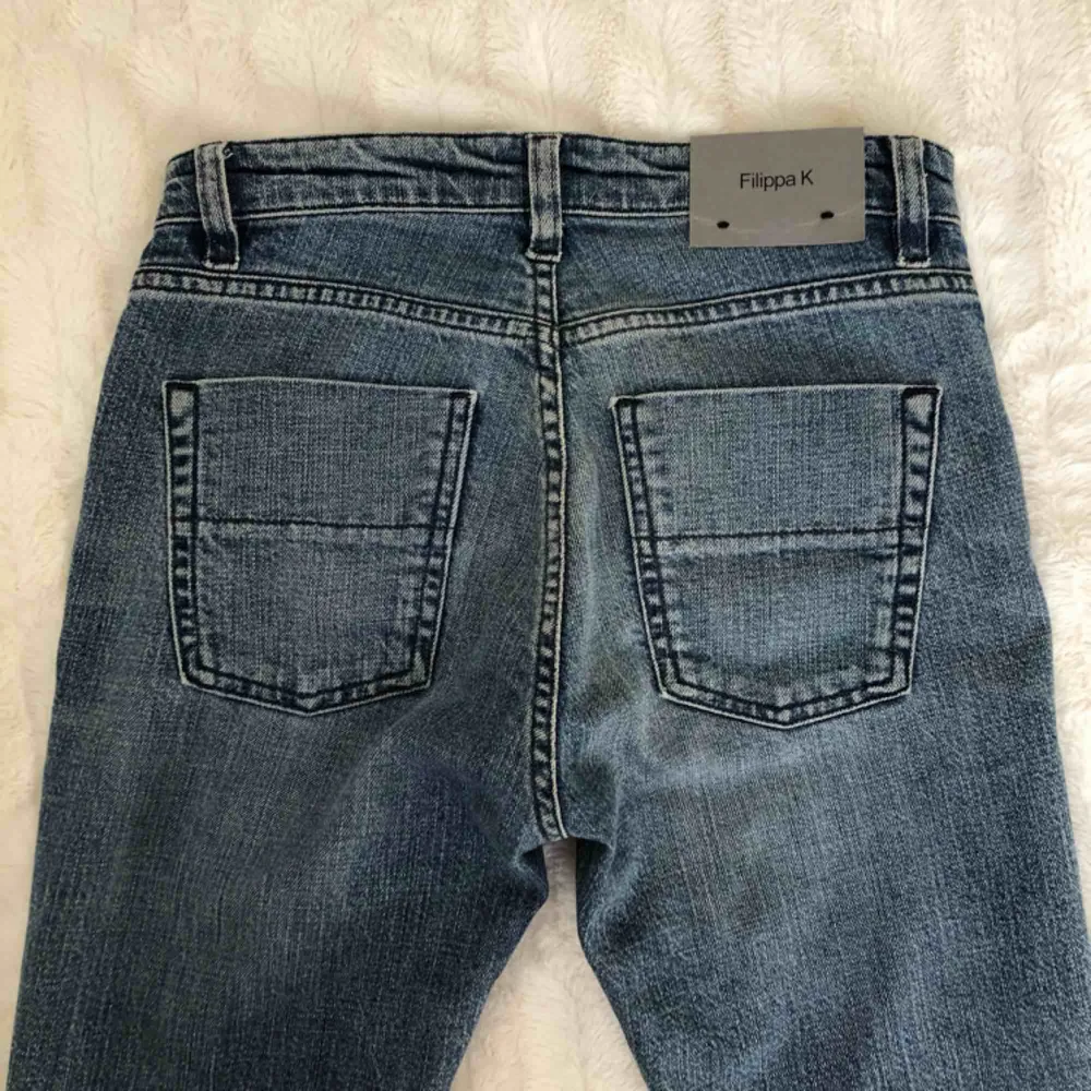 Jättefina Filippa K jeans med lappar kvar med supertrendig vintage tvätt.  Nypris 1200kr. Fel storlek för mig så de har aldrig används. Enligt mig är dom lite små i storleken så skulle rekommendera dem för en XS.  Normala i midjan och . Jeans & Byxor.