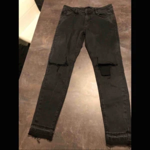  - Jeans med nice detaljer.  