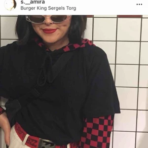  - Croppad checkered svart och rös hoodie! Superfin och skulle passa xs/s då ärmarna är lite kortare💓 frakt tillkommer på 63kr