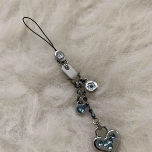  - hängsmycke, finns i Odenplan Stockholm, 10kr för porto.