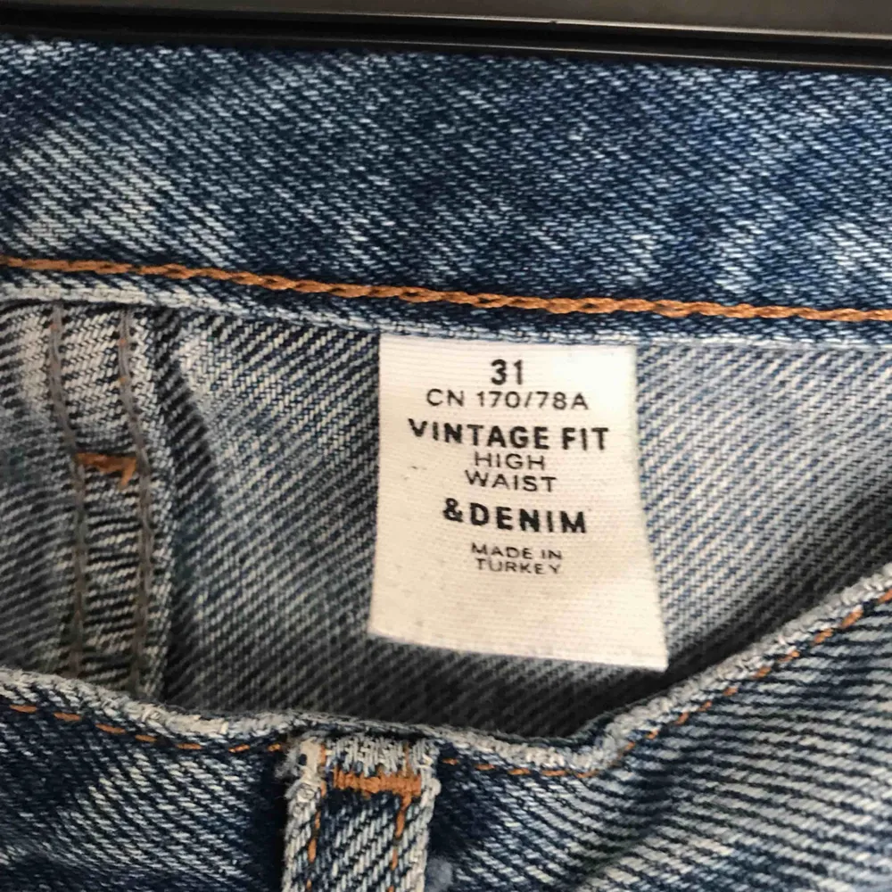 Snygga jeans med perfekta hål på knäna🐾 Köparen betalar eventuell frakt💌📯. Jeans & Byxor.