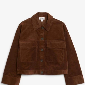  - Oanvänd jacka från monki. Supersnygg! Prislapp kvar.