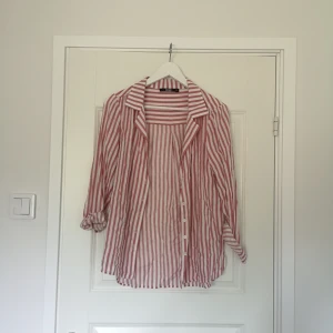  - Skjorta i lite blekt röd och vit-randigt tyg. Knapparna går inte enda upp så blir lite mer v-ringat uttryck 🌿✨