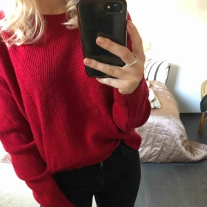  - Verkligen supersnygg röd stickad tröja!