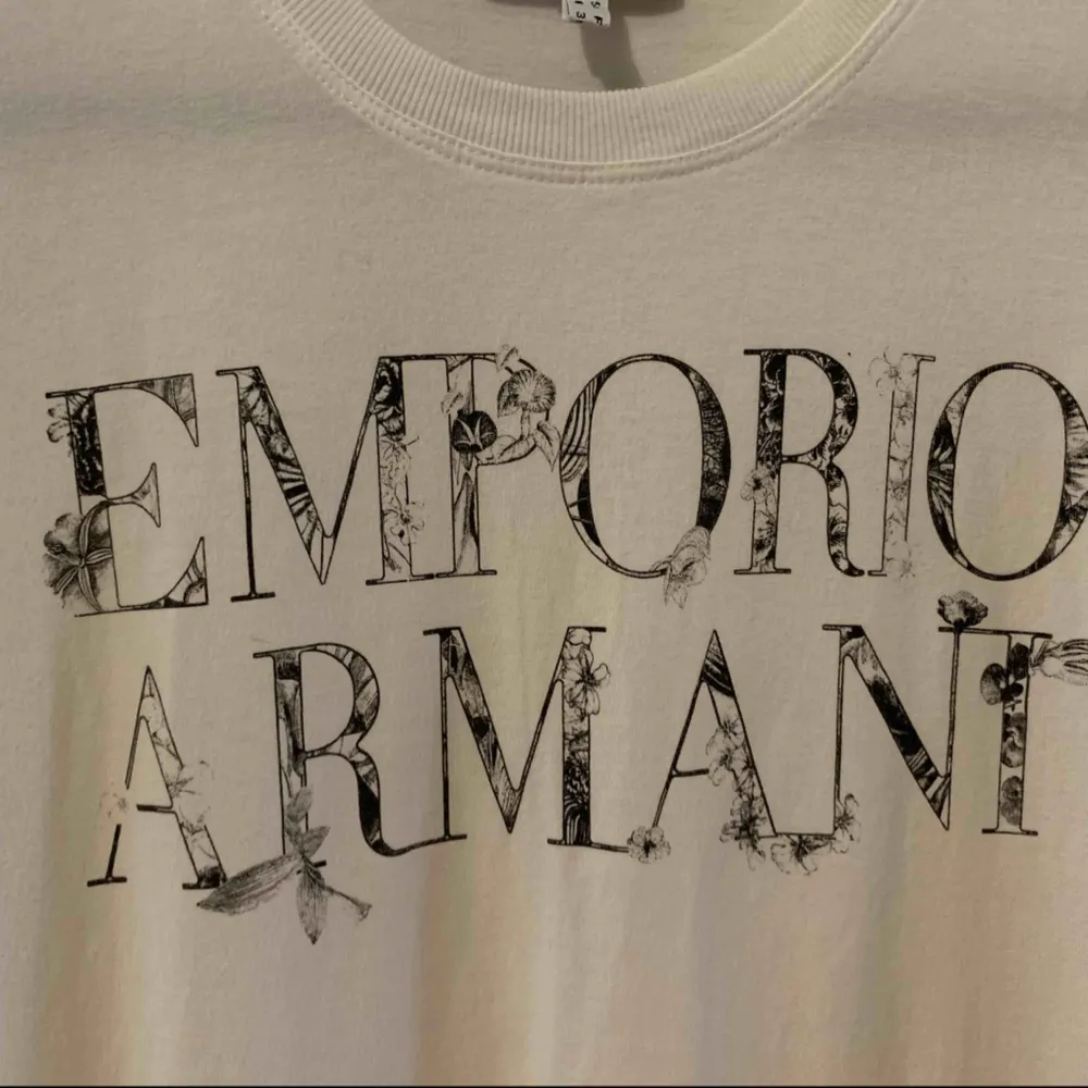 T-shirts från Emporio Armani, 100% äkta, storlek s, fin skick, ingen fläcka. Finns i Odenplan Stockholm. Kan skicka som vanlig brev eller post med spårbar. T-shirts.