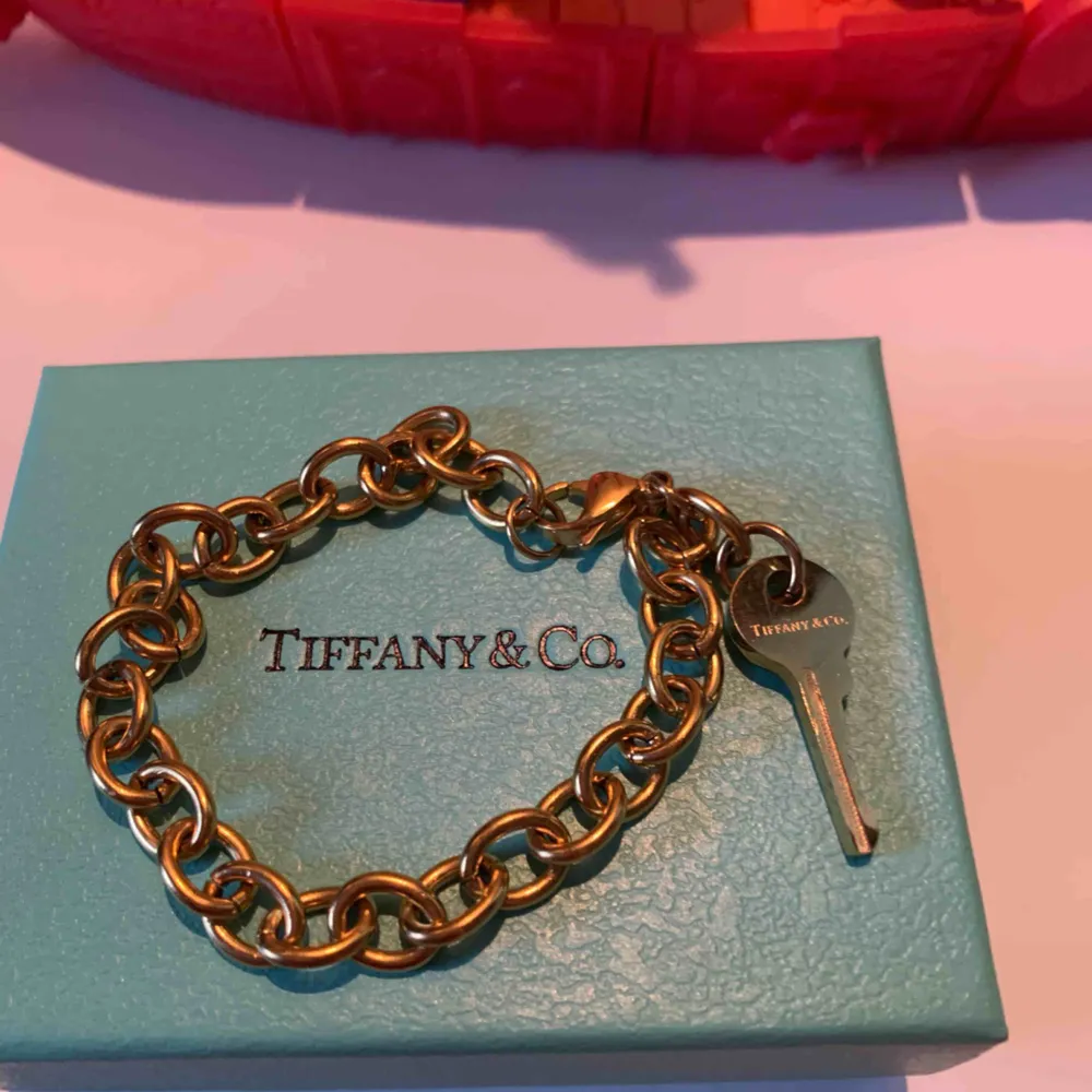 Tiffany armband i guld färg rostfritt stål . Accessoarer.