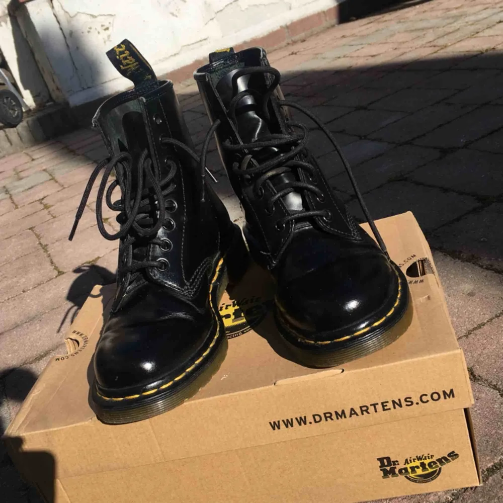 Säljer mina svarta Dr. Martens!✨✨ Skorna är i mycket fint skick och original kartongen + gula skosnören ingår. Skorna är köpta för 1100 men säljs för 600 + frakt. Det är inte äkta läder✨✨. Skor.