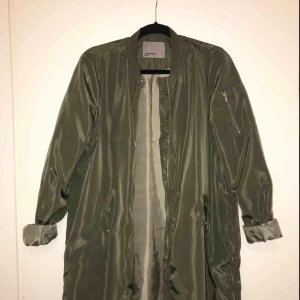  - Lång bomberjacka från Veromoda, stor i storleken så mer av en M eller oversize. Aldrig använd.