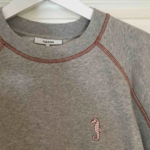  - Collegetröja från ganni Nypris 1050kr Nyskick!   Frakt 79kr