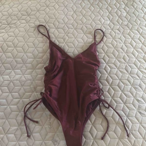  - Skitsnygg baddräkt från nakd i vinrött/plommonfärg. Aldrig använd med skyddsplast kvar. För liten för mig som har stl 40. Nypris 250:-