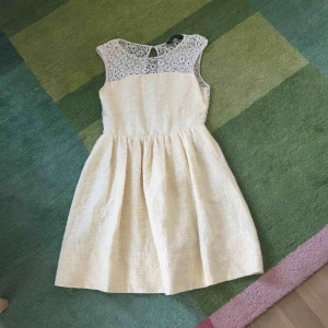  - Jättefin sommarklänning från Zara. Vackert tyg och fina detaljer med brodyr och vackra knappar.