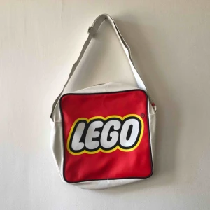  - Väska från LEGO i bra skick. Kan hämtas i Uppsala eller skickas mot fraktkostnad. 