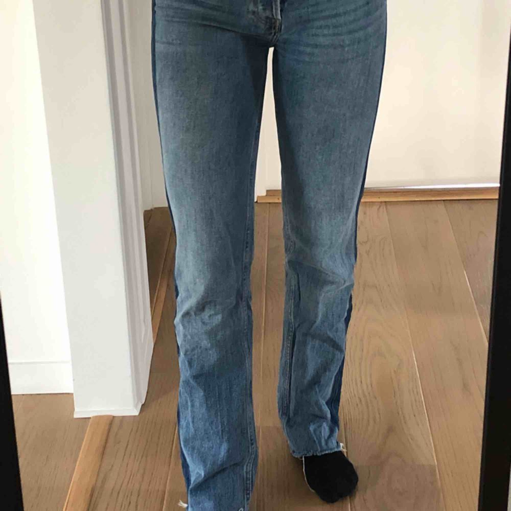 Jeans med mörkare blå revär på sidan. Köpta på mango förra våren för 400kr. Skicket är bra. Modellen är rak och även avklippta längst ner.. Jeans & Byxor.