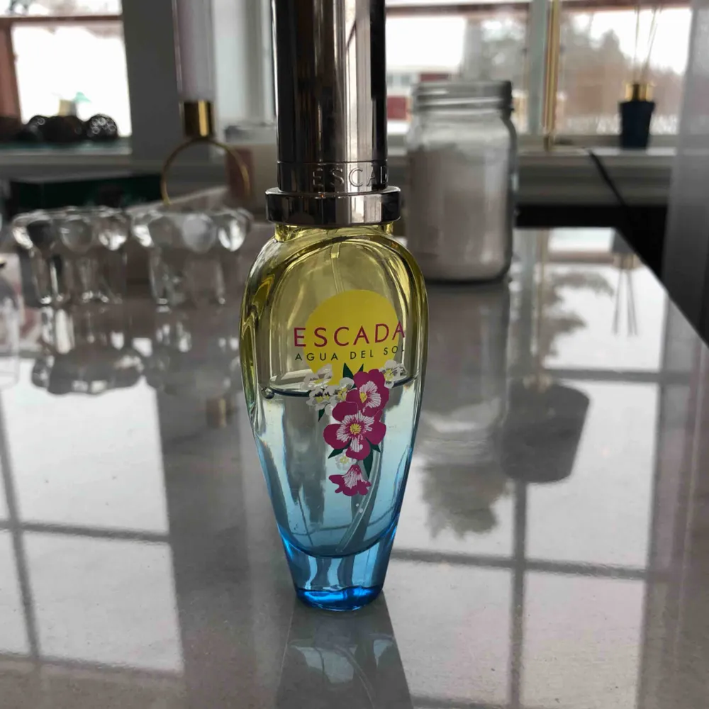 Escada-parfymen ”Aqua del sol”. Använt ungefär halva 💛 100 kr + kan dela på frakten. Övrigt.