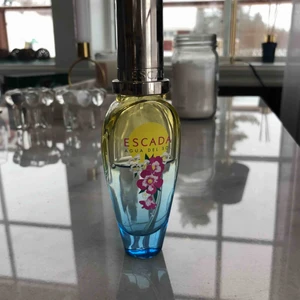  - Escada-parfymen ”Aqua del sol”. Använt ungefär halva 💛 100 kr + kan dela på frakten