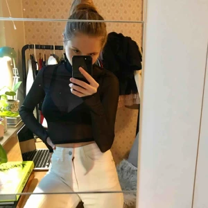  - En cool genomskinlig tröja från weekday 