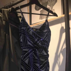  - Balklänning med tight passform, väldigt stretchigt tyg och justerbara band. Det finns en slits i fram som inte syns på bilderna. Säljer för att jag inte kommer använda den igen då jag redan haft min bal. Använd en gång. 