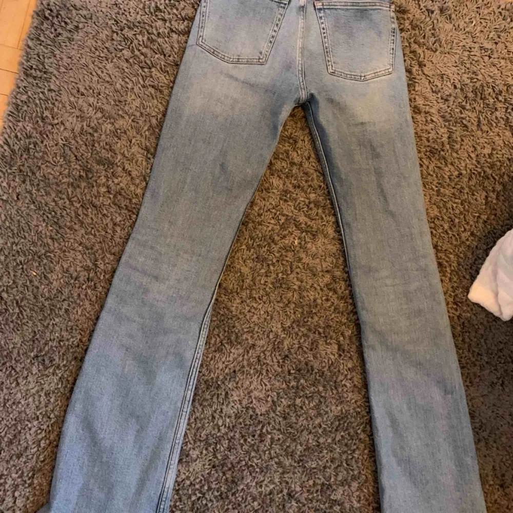 Bootcut jeans köpta på acne butiken i Stockholm. Absolut nyskick, använda en gång då dom inte passar mig:(  rätt stora i storleken. Jag är vänligtvis en 24 i midjan men dessa är för stora. Jeans & Byxor.