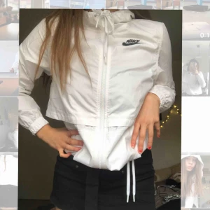  - En jättefin och extremt populär jacka från Nike! Nypris runt 700kr. Tunt material så perfekt nu till våren.