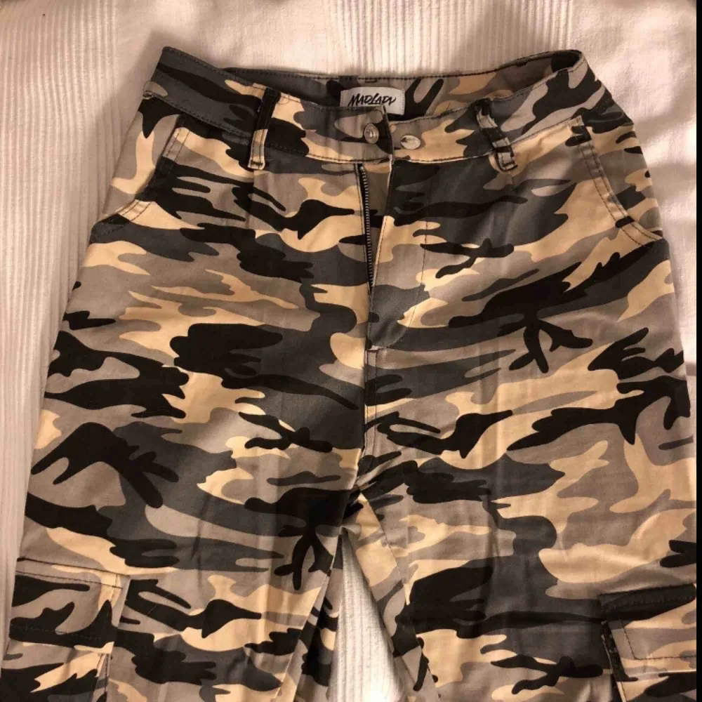 Helt nya camouflage/militär byxor från madlady. Storlek XS men passar även S. Nypris:499kr  Köparen står för frakten!. Jeans & Byxor.