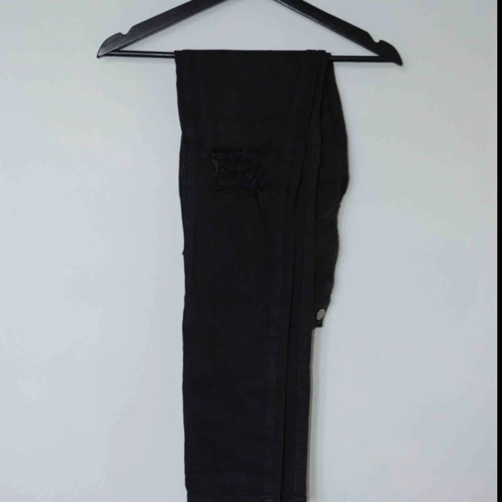 Säljer ett par svarta Dr.Denim Leroy jeans.  Size: 29W 30L Cond: 7/10 (väl använda, tappat elasticiteten delvis). Jeans & Byxor.