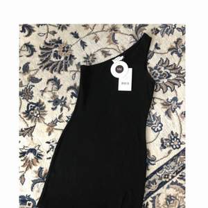 Helt ny, oanvänd klänning från Vanessa Moe’s kollektion på NA-KD. Nypris 499kr!